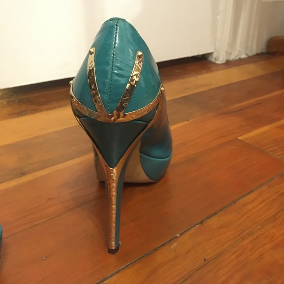 Vince Camuto heels - Picture 3 of 7